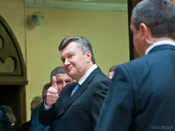 У Києві помітили Януковича який посміхається. Янукович посміхається і вітає українців з Днем Незалежності.