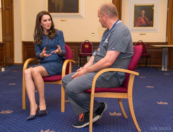 Кейт Міддлтон вийшла у світ в короткій спідниці. Герцогиня Кембриджська відвідала лікарню king's College Hospital у Лондоні.
