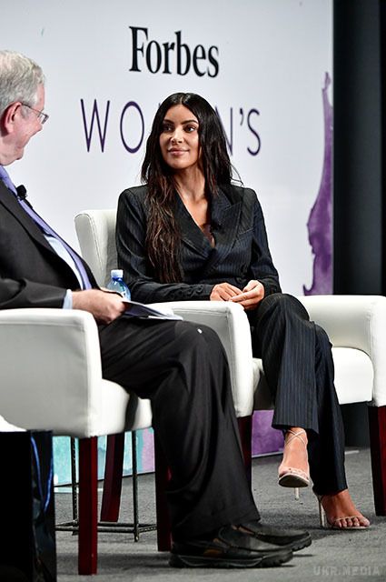 Новий діловий образ Кім Кардашьян на саміті у Нью-Йорку. Кім Кардашьян не тільки увійшла в список 100 найбільш високооплачуваних зірок за версією журналу Forbes, зайняв 47 місце, але і взяла участь у саміті Forbes Women, який пройшов у Нью-Йорку. 
