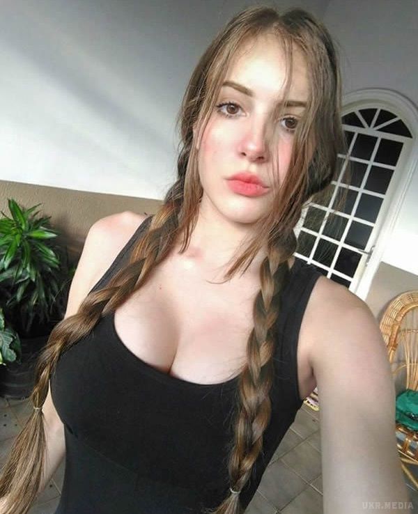 17-річна бразильська модель підкорила Instagram розкішними формами. Природна краса цієї юної особи буквально звела з розуму багатотисячних користувачів Інтернету.