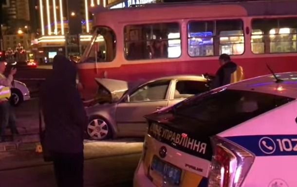 Нардеп Барна на іномарці врізався в трамвай і госпіталізований (фото, відео). Травми отримали кілька людей. Депутата госпіталізували.