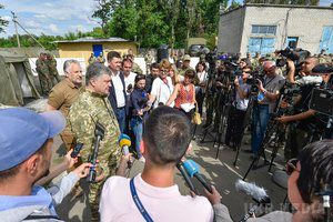 Президент прокоментував ймовірність скасування АТО(відео). "Якщо ми скасуємо АТО і в той же час не надамо військовим права діяти адекватно в умовах агресії – залишимо Україну беззахисною",