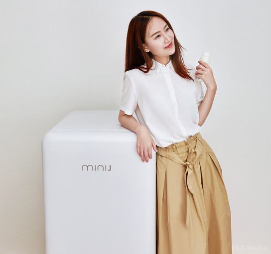 Xiaomi випустила міні-холодильник в стилі ретро (фото). У минулому році асортимент Xiaomi поповнився компактною пральною машинкою MiniJ, а тепер під цим брендом вийшов симпатичний міні-холодильник.
