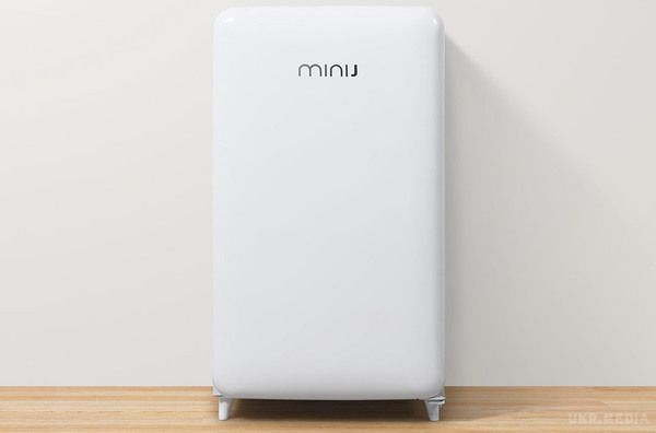 Xiaomi випустила міні-холодильник в стилі ретро (фото). У минулому році асортимент Xiaomi поповнився компактною пральною машинкою MiniJ, а тепер під цим брендом вийшов симпатичний міні-холодильник.