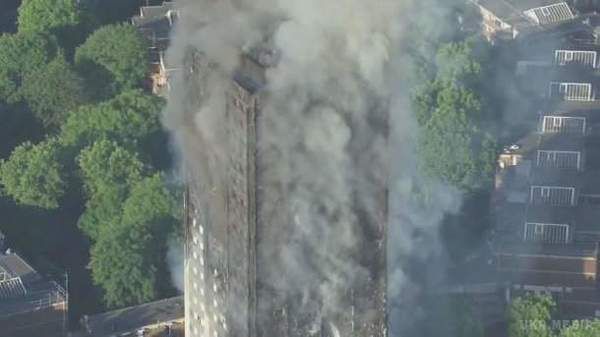Моторошні кадри: обгорілий будинок у Лондоні зняли з висоти (відео). Число постраждалих в палаючому житловому 27-поверховому будинку досягло 50 осіб.
