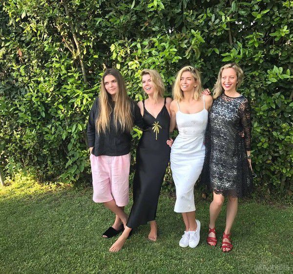 Віра Брежнєва з сестрами і мамою відпочиває в Італії. Співачка Віра Брежнєва порадувала шанувальників яскравим сімейним фото,
