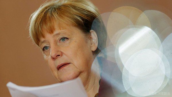  Який вплив зробив Гельмут Коль на Ангелу Меркель. Ангела Меркель зазначила роль Коля в об'єднанні Німеччини і Європи. За її словами, Коль зробив рішучий вплив на її власний шлях.