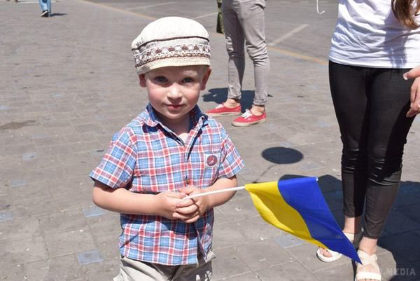Маріуполь святкує третю річницю визволення від проросійських бойовиків "ДНР". Море українських прапорів і потужний військовий парад.