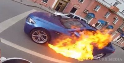 По центру Пермі промчав палаючий BMW. Виявивши загорання, водій автомобіля вирішив, що найкращим виходом із ситуації буде що є сечі натиснути на газ.
