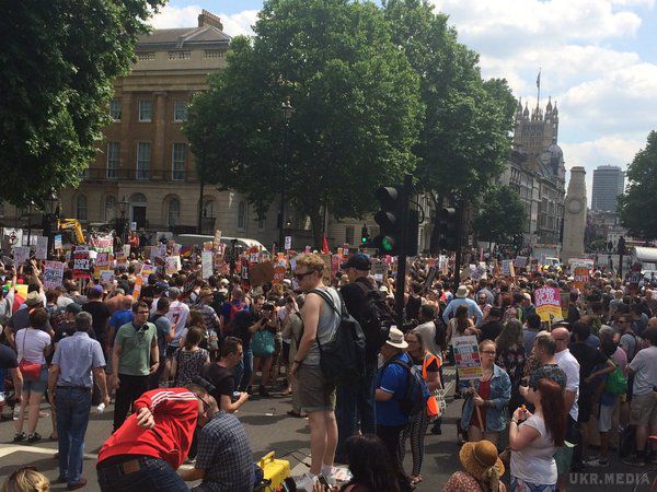 Протестувальники скандують "боягуз" і вимагають відставки Терези Мей. Багатотисячний мітинг в Лондоні.