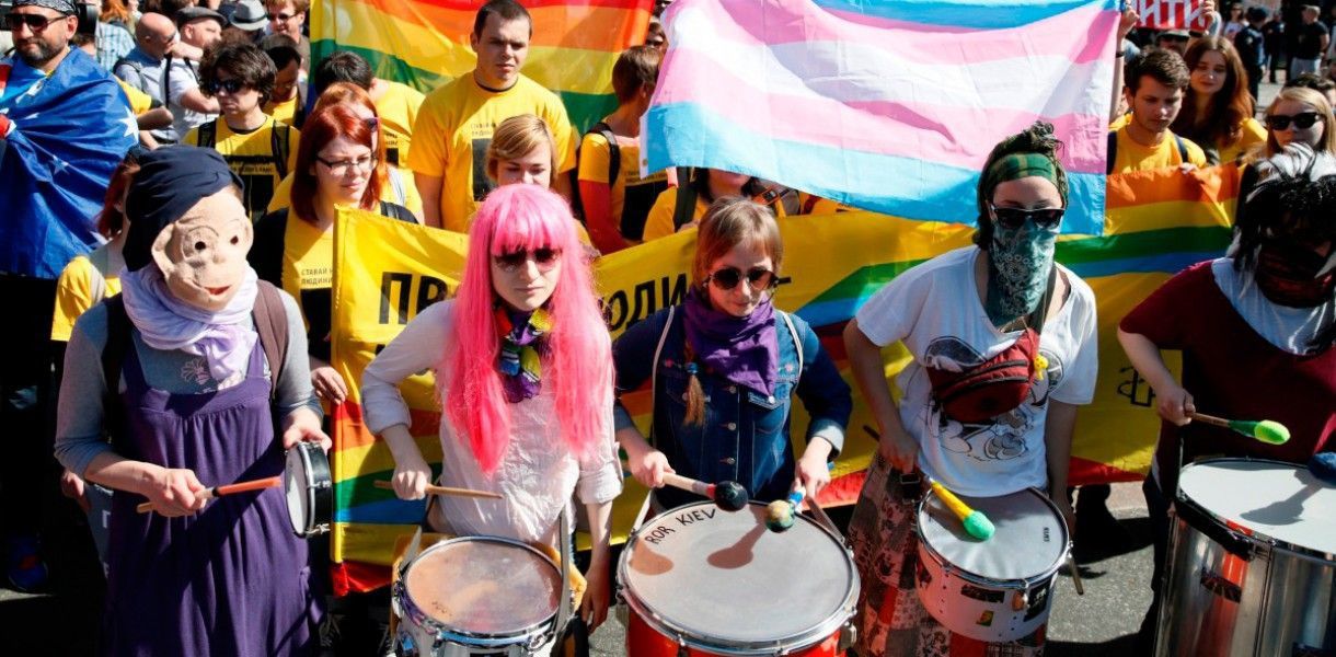 В Києві на Марші рівності відбулися сутички. Противники маршу спалили прапор ЛГБТ.