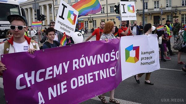 У Варшаві тисячі поляків вийшли на акцію в підтримку ЛГБТ. Тисячі поляків вийшли на вулиці Варшави на демонстрацію за права сексуальних меншин.