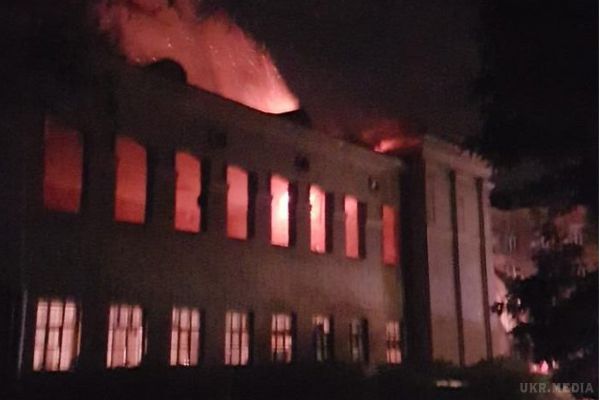 В приміщенні Міноборони в Одесі пролунав вибух. Очевидці кажуть, що пожежа почалася до того, як стався вибух.