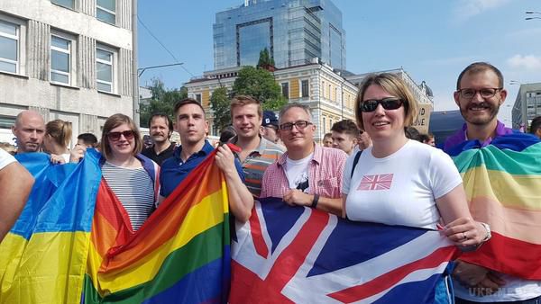 Посол Британії взяла участь в гей-параді і похвалила організаторів. "Київпрайд-2017" - крок назустріч рівності прав в Україні.