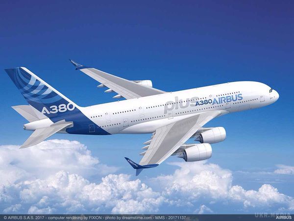 Airbus представив оновлений найбільший авіалайнер. Новий літак буде називатися A380plus. Провідний європейський авіабудівний концерн Airbus в неділю, 18 червня, представив оновлену версію найбільшого в світі пасажирського авіалайнера A380. 