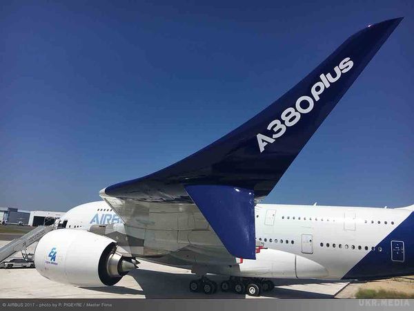 Airbus представив оновлений найбільший авіалайнер. Новий літак буде називатися A380plus. Провідний європейський авіабудівний концерн Airbus в неділю, 18 червня, представив оновлену версію найбільшого в світі пасажирського авіалайнера A380. 