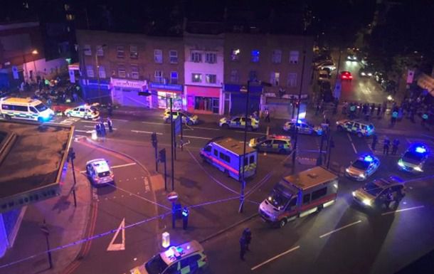 Теракт в Лондоні: постраждали 12 осіб. Фургон в'їхав в людей, які виходили з мечеті.