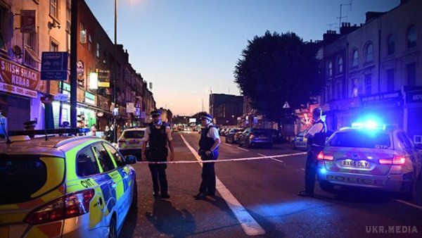 Теракт в Лондоні: постраждали 12 осіб. Фургон в'їхав в людей, які виходили з мечеті.