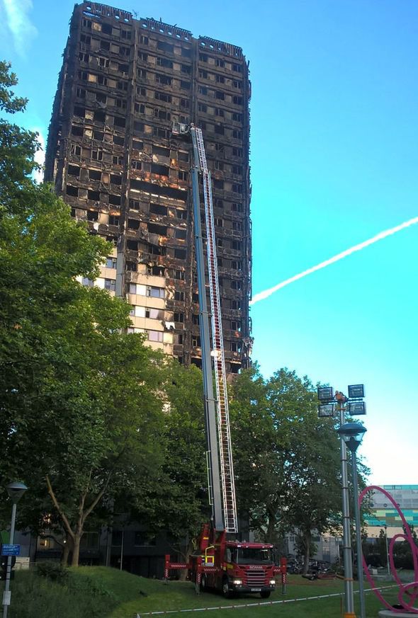 Лондонський Grenfell Tower після пожежі: жахливі фото. Поліція Лондона оприлюднила нові фотографії та відео, зроблені всередині знищеної вогнем багатоповерхівки Grenfell Tower.