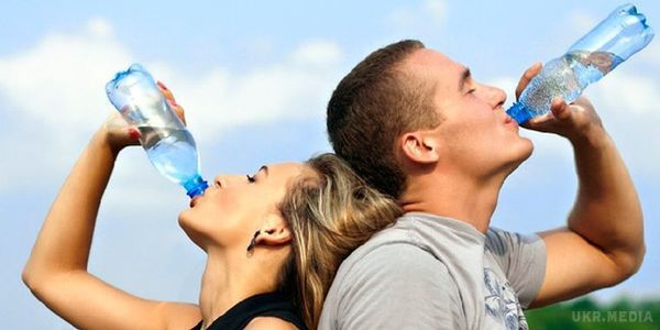 Якими напоями не варто тамувати спрагу. Люди помилково п'ють все підряд, щоб позбутися від спраги в спекотний літній день, завдаючи своєму здоров'ю колосальної шкоди.