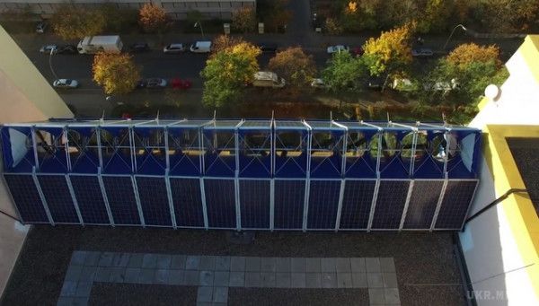Шведський вчений створив вітрогенератор, який працює спільно з сонячними панелями. Шведські вчені створили унікальний вітрогенератор WindRail, який буде встановлений на даху 12-поверхового будинку в Берліні. 