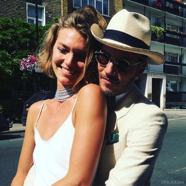 Найніжніше весілля року. Модель Арізона Мьюз вийшла заміж. 17 червня в Лондоні модель Арізона Мьюз вийшла заміж за остеопата Боніфаса Верней-Каррона, і знімками з торжества охоче поділилася в Instagram. 