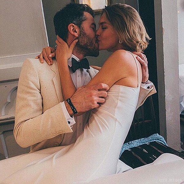 Найніжніше весілля року. Модель Арізона Мьюз вийшла заміж. 17 червня в Лондоні модель Арізона Мьюз вийшла заміж за остеопата Боніфаса Верней-Каррона, і знімками з торжества охоче поділилася в Instagram. 