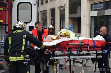 Зіткнення авто з поліцейським фургоном у Парижі назвали терактом, нападник загинув. Зіткнення автомобіля з поліцейським фургоном у Парижі розслідують як терористичну атаку
