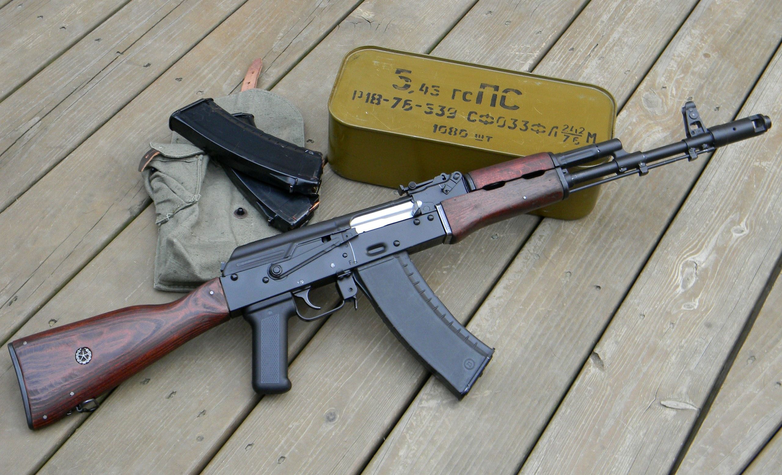 У Києві продавали зброю із зони АТО. АК-74 за $1500.