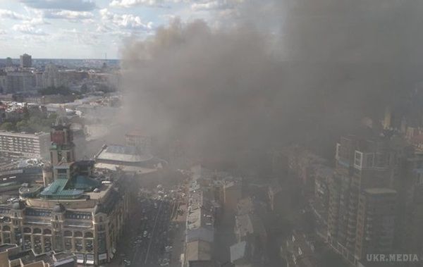 На Хрещатику палає будівля колишнього Центрального гастроному. Загорілася будівля колишнього Центрального гастроному
