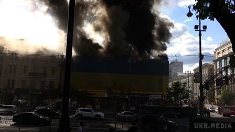 На Хрещатику палає будівля колишнього Центрального гастроному. Загорілася будівля колишнього Центрального гастроному