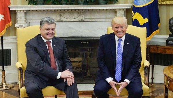 Брифінг Порошенко біля Білого дому після зустрічі з Трампом(відео). За словами президента України, в Білому домі обговорювали виконання Мінських угод.
