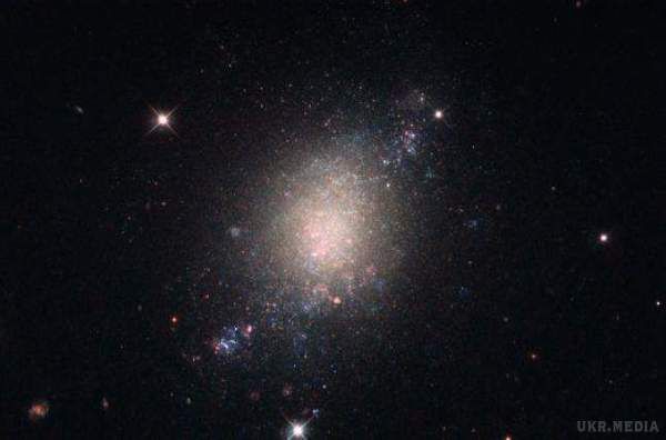 "Хаббл" зробив знімок нової незвичайної галактики. Галактика відрізняється нечіткою та нерегулярною структурою.