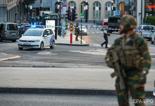 У Брюсселі поліція нейтралізували чоловіка з поясом-вибухівкою. На центральному залізничному вокзалі Брюсселя нейтралізували чоловіка, повідомляє бельгійська поліція. 