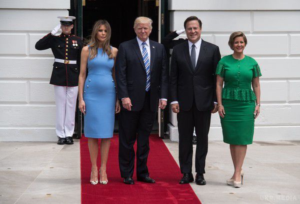 Меланія Трамп повторила образ Сінді Кроуфорд. Для дипломатичного візиту дружина президента США вибрала яскраву волошкову сукню.