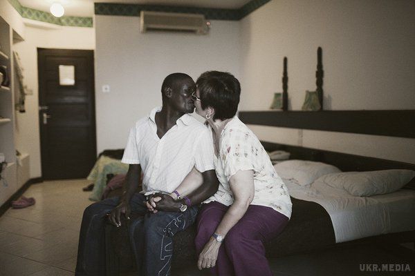 Як літні європейки шукають кохання в Кенії.  Жіночий секс-туризм.