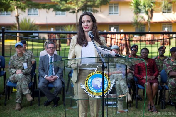 Новий вихід у світ Анджеліни Джолі - в якості Посла доброї волі ООН. Актриса більше не схожа на анорексичку