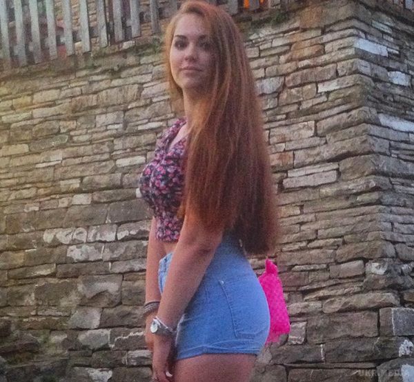 Онучка Володимира Висоцького розбурхала мережу своїми фото. 18-річна Орися Сахарова не дає інтерв'ю і воліє мовчати про спорідненість з відомим бардом.