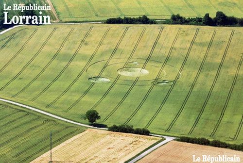 У Франції з'явився малюнок на полі (фото). Сарребург, Мозель, Гранд-Ест, Франція. 18 червня на полі був виявлений малюнок, фотографії з повітря з'явилися тільки сьогодні.