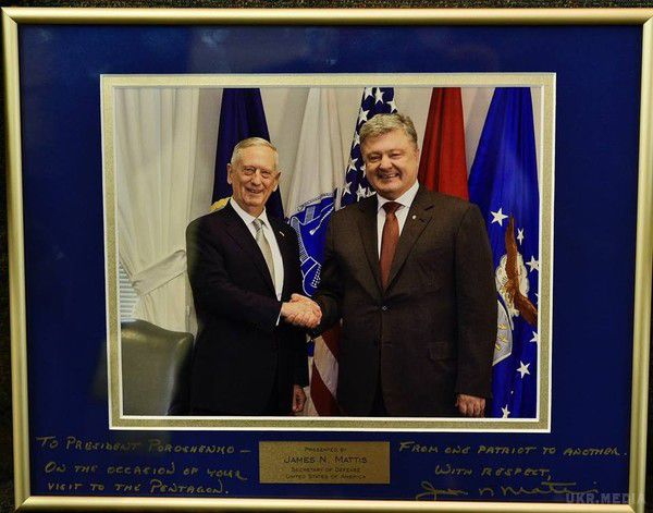  Порошенко отримав особливий подарунок  від міністра оборони США (фото). Меттис подарував президенту України спільну фотографію з підписом "Від патріота – патріоту".