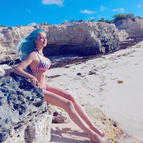  Валерія Лук'янова, одеська Барбі стала Мальвіною (фото). На фото зображена з синіми волоссям, як у Мальвіни, і позує на тлі морського узбережжя.