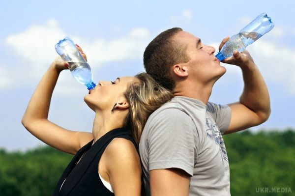 Чому не можна змушувати себе пити багато води. Потреба у воді варіюються в залежності від вашого віку, рівня активності, клімату і інших чинників.