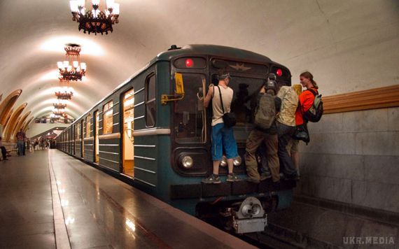 На червоній гілці метро в Києві загинув екстремал-зачепер. Він намагався проїхати на даху поїзда на перегоні між станціями «Лівобережна» та «Дарниця»