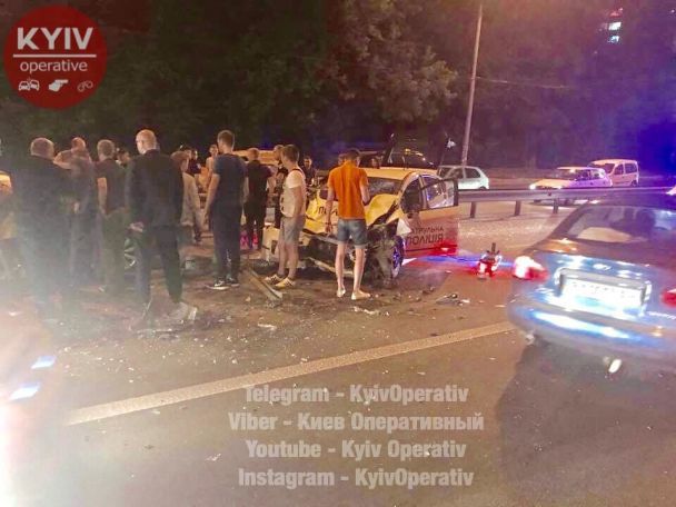 Резонансна ДТП у Києві може "вилізти боком" усім власникам авто на іноземних номерах. Водій BMW із литовськими номерами, який минулої ночі спровокував ДТП і утік з місця пригоди, досі залишається не впійманим правоохоронцями.
