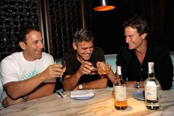 Джордж Клуні продав власний бренд текіли за $1 мільярд. За словами засновнкиків, бренд Casamigos народився після нічних дружніх посиденьок з текілою.