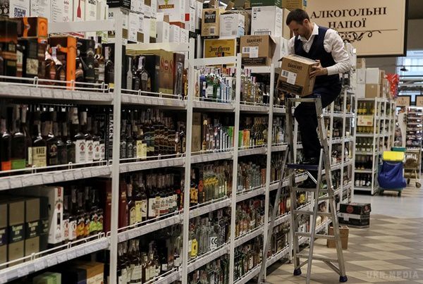В Україні знову подорожчає алкоголь. Так що нас чекає чергове зростання цін на алкоголь, особливо - горілку. З початку 2017 року подорожчав спирт, а з 1 березня – зросла ставка акцизного податку на 20%.
