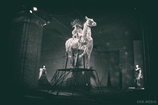 Кінь Олі Полякової став музейним експонатом. Концертний наряд від Анни Бублик і дзеркальний кінь Олі Полякової представлений на виставці.