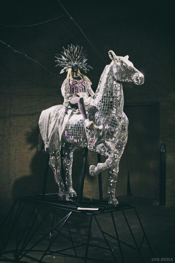 Кінь Олі Полякової став музейним експонатом. Концертний наряд від Анни Бублик і дзеркальний кінь Олі Полякової представлений на виставці.