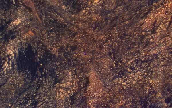 НАСА показало фото на самоті на Марсі. На знімку закадрований ровер Curiosity на поверхні Червоної планети.