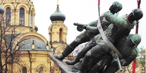 У Польщі знесуть 469 пам'ятників радянським солдатам. Як повідомляють польські засоби масової інформації, державний сейм схвалив знос 469 пам'ятників солдатам Червоної армії. 